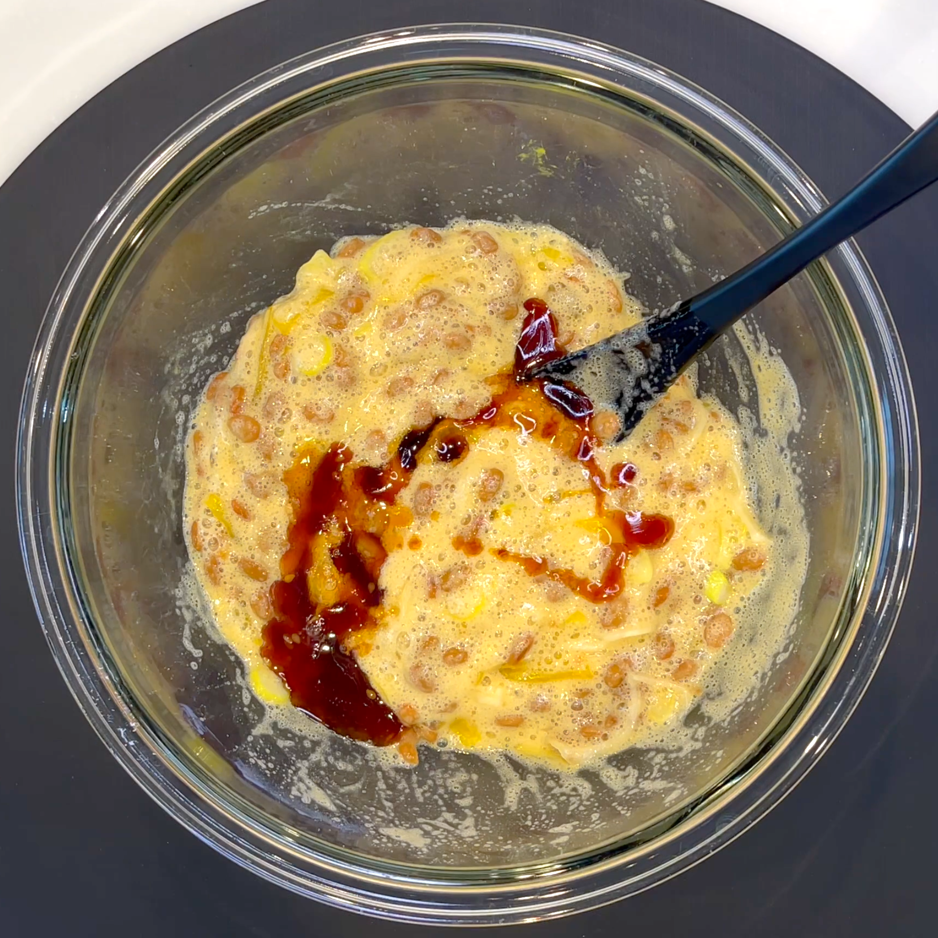 調味料を加えて味付けする工程