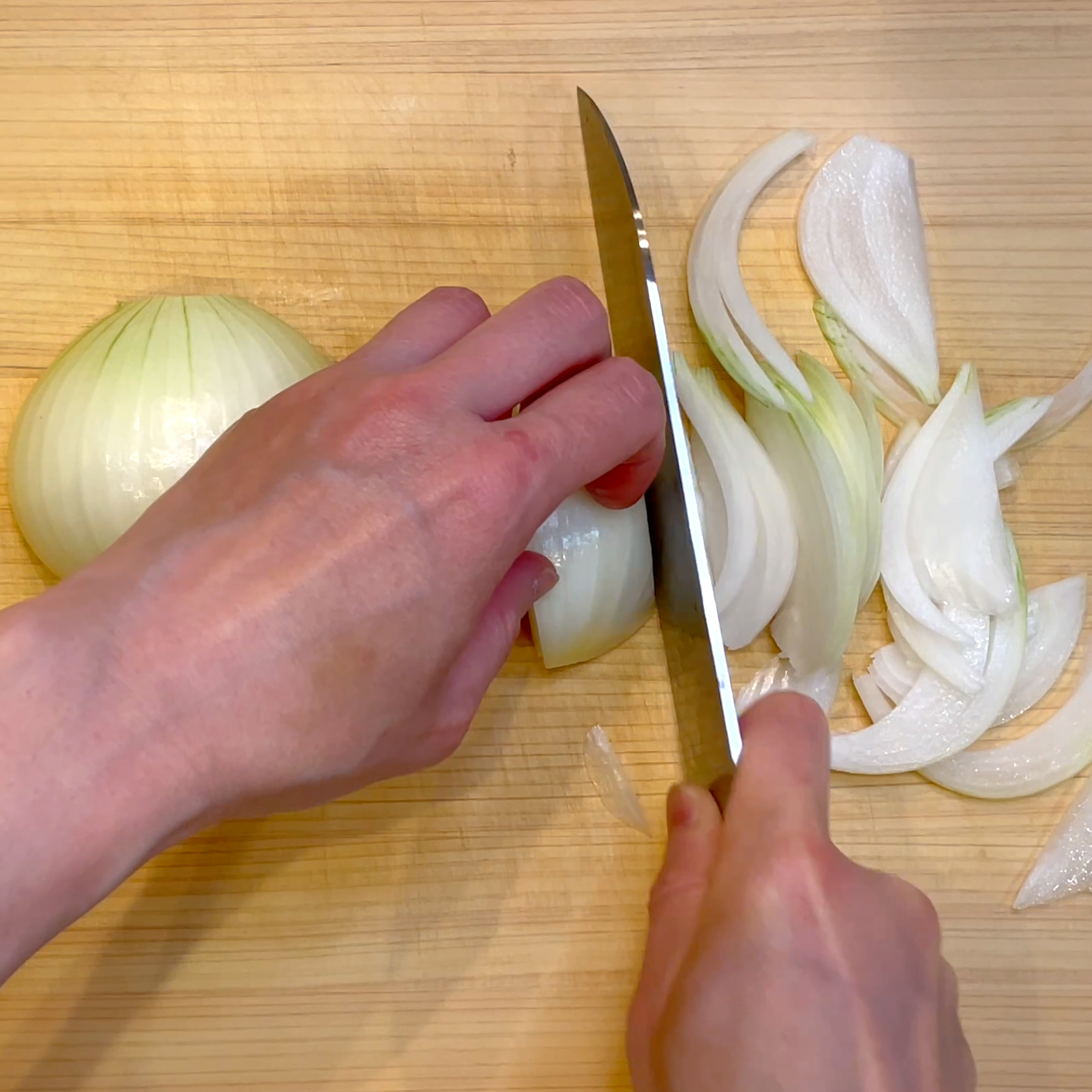 玉ねぎを薄切りにする工程