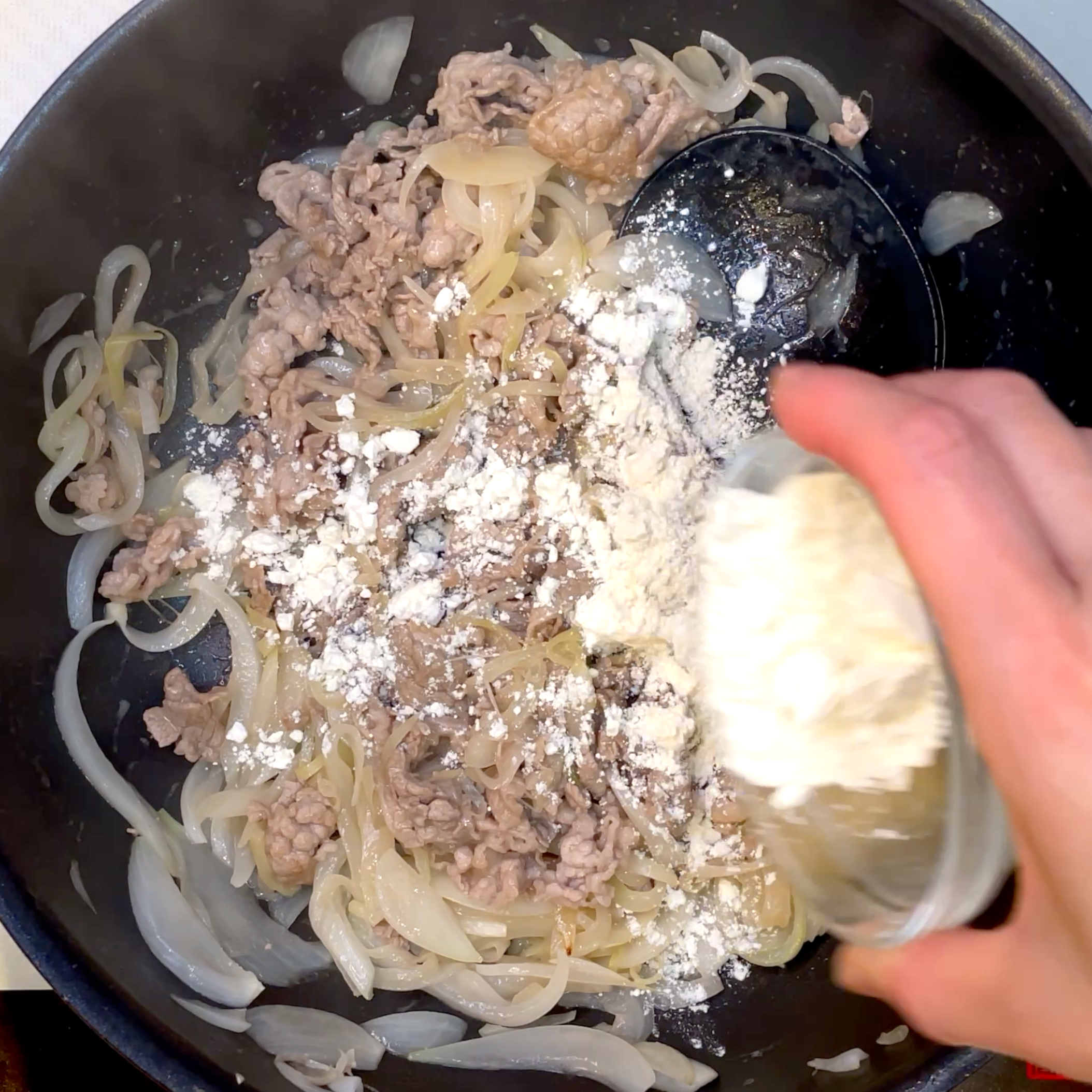 火を止めて小麦粉を加え混ぜる工程