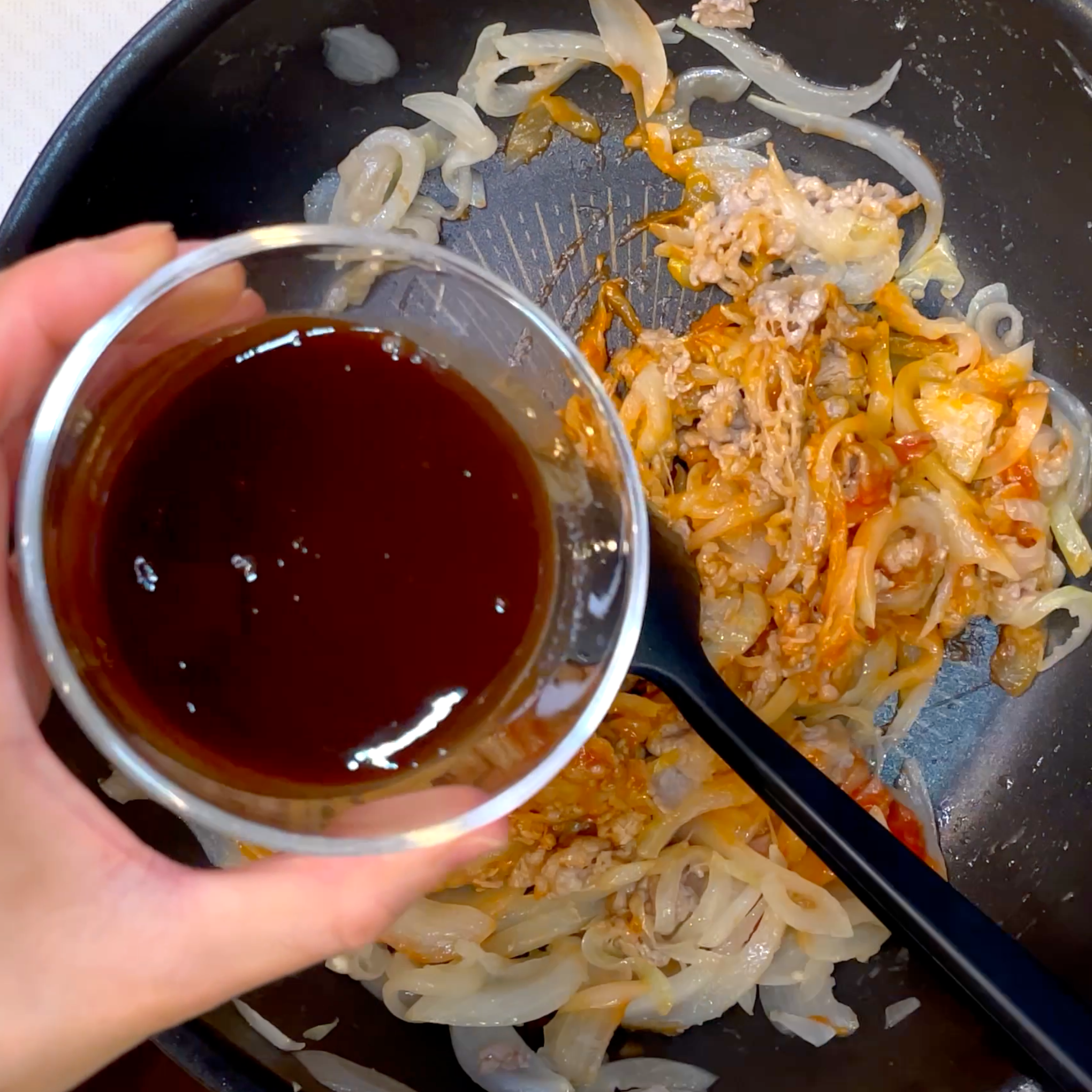 調味料と水を加えて煮込む工程