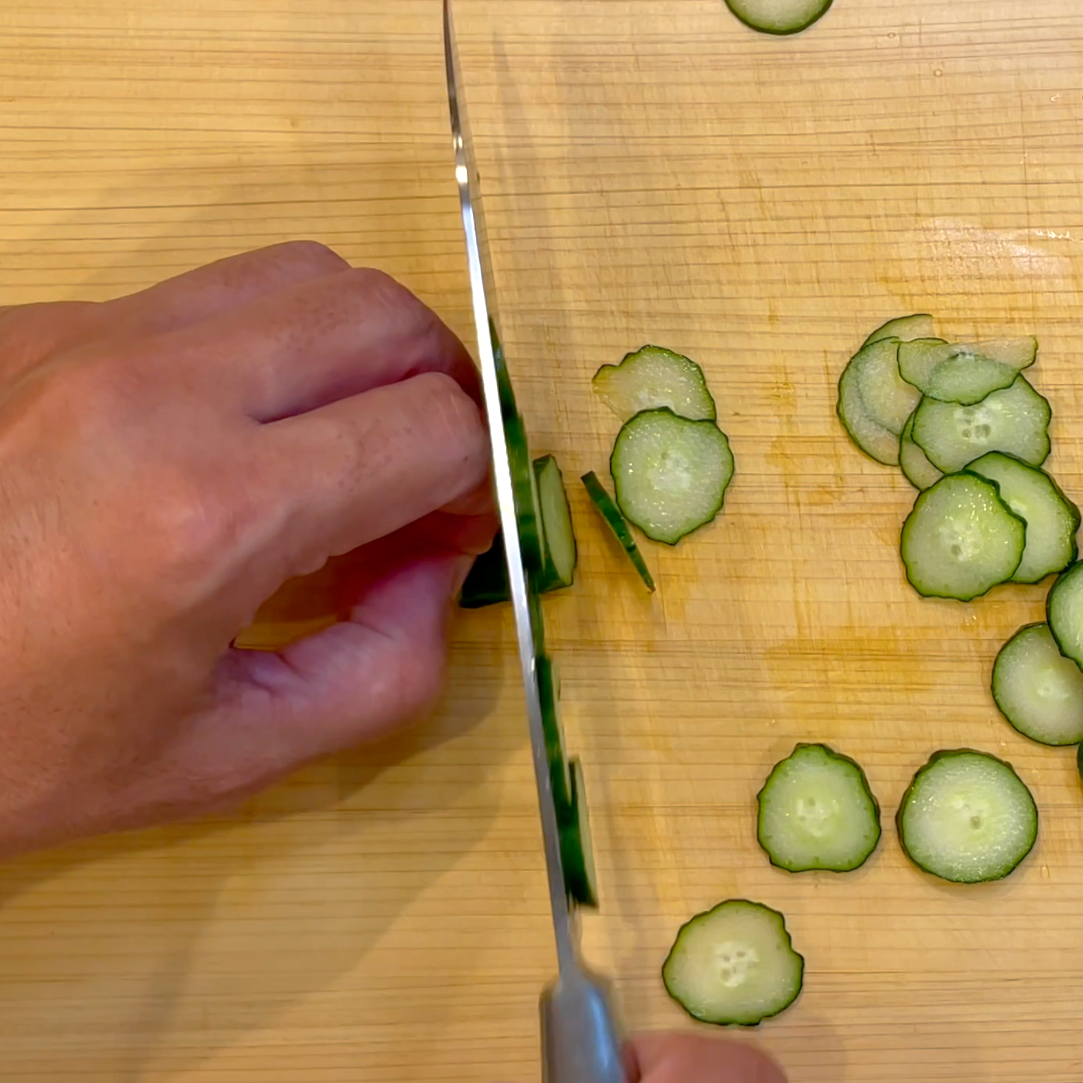 きゅうりを輪切りにする工程