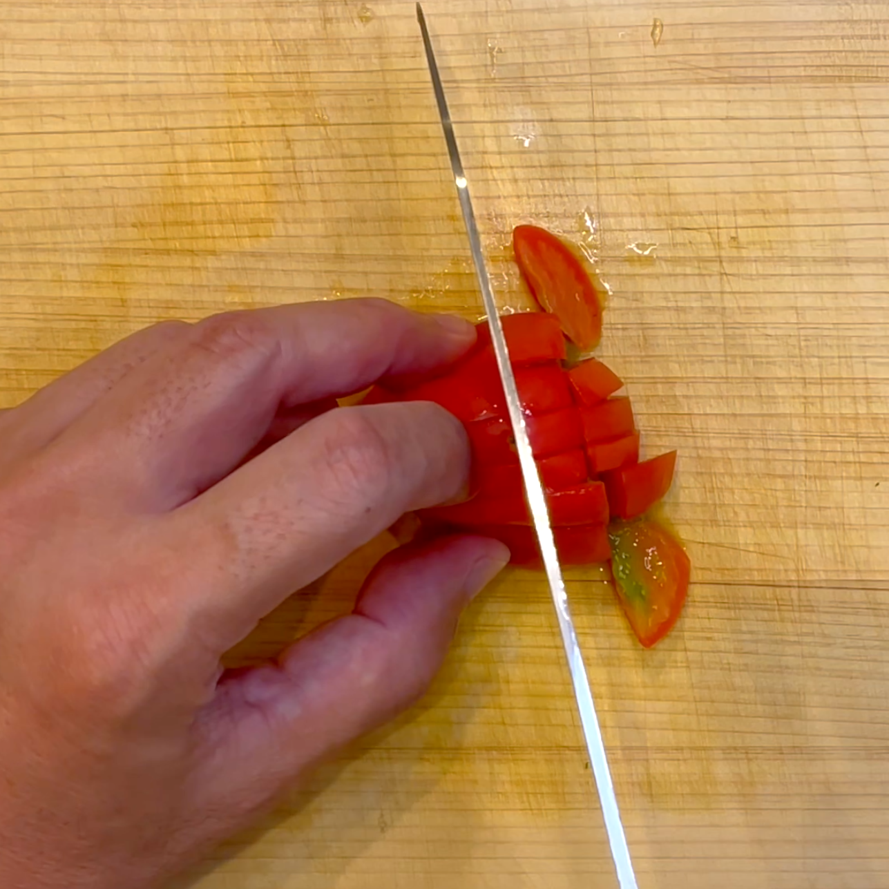 トマトを角切りにする工程