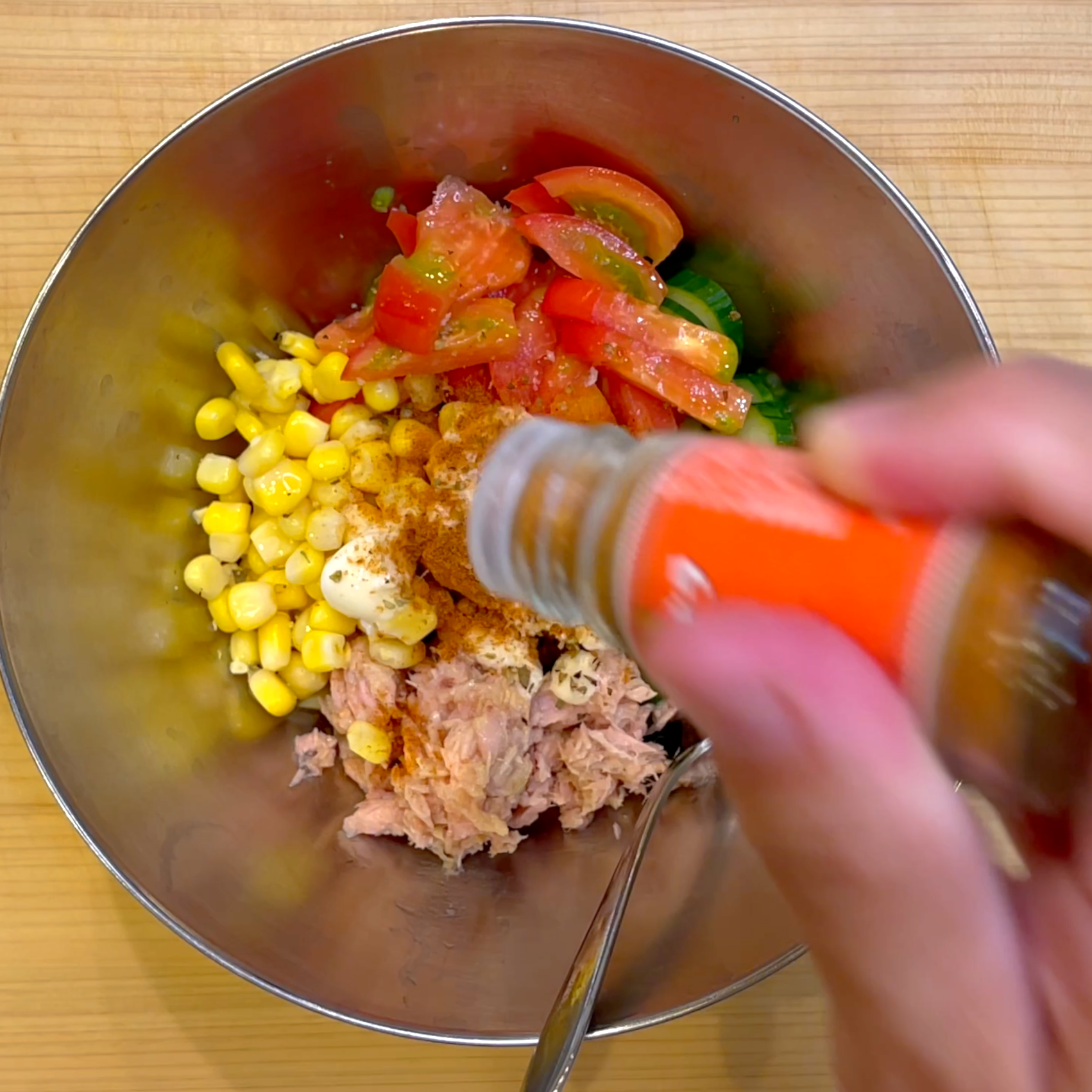 材料をボウルで混ぜる工程