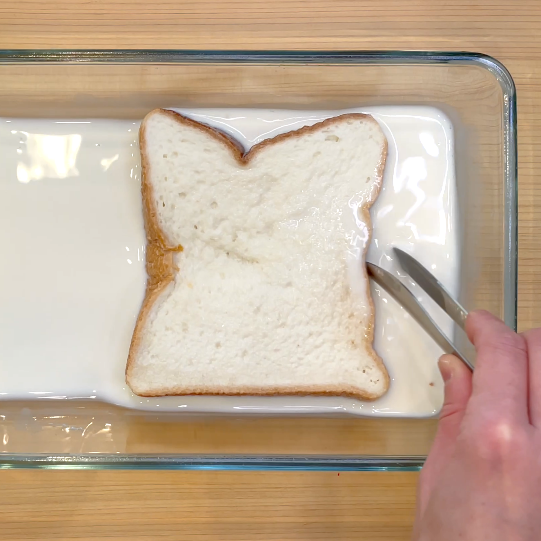 牛乳と砂糖を混ぜてパンを浸す工程