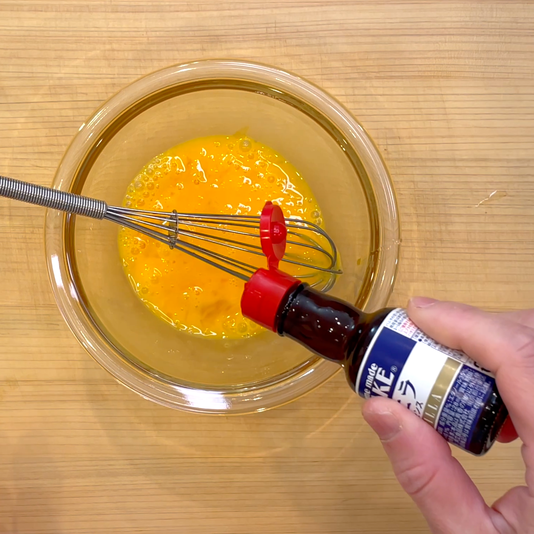 卵を溶いてバニラエッセンスを加える工程