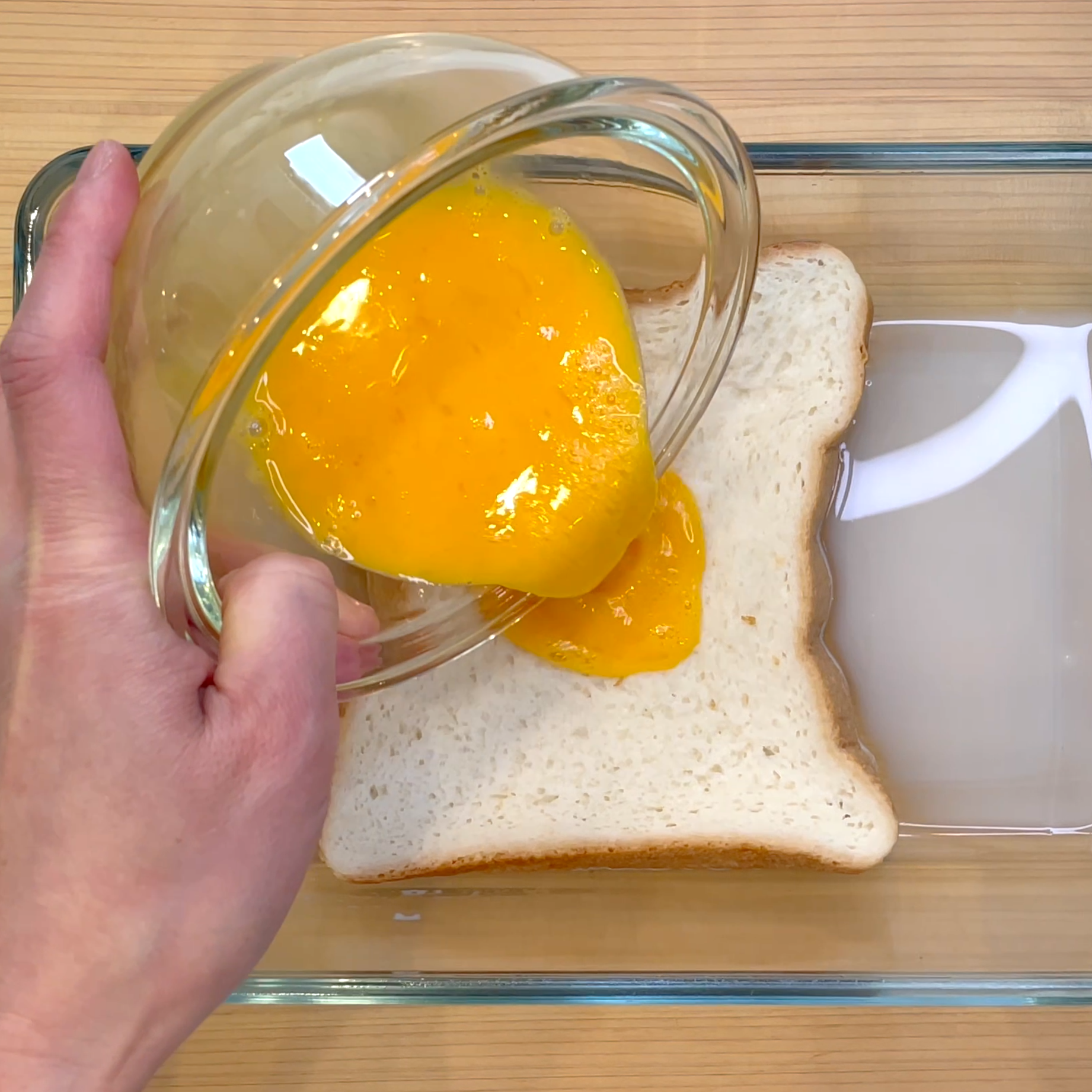 パンに卵液をかけて両面浸す工程