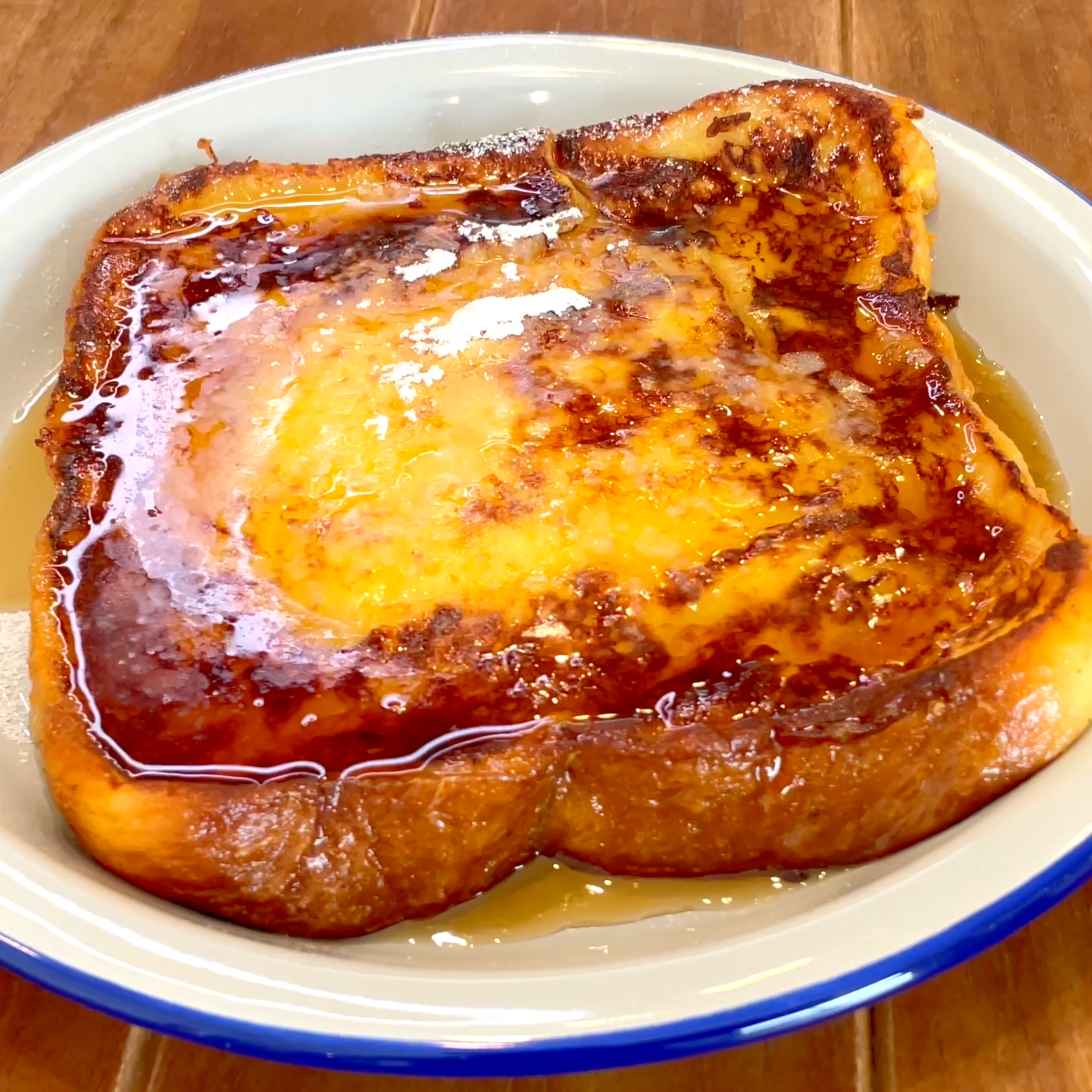 メープルシロップと粉糖をかけたフレンチトーストの完成イメージ