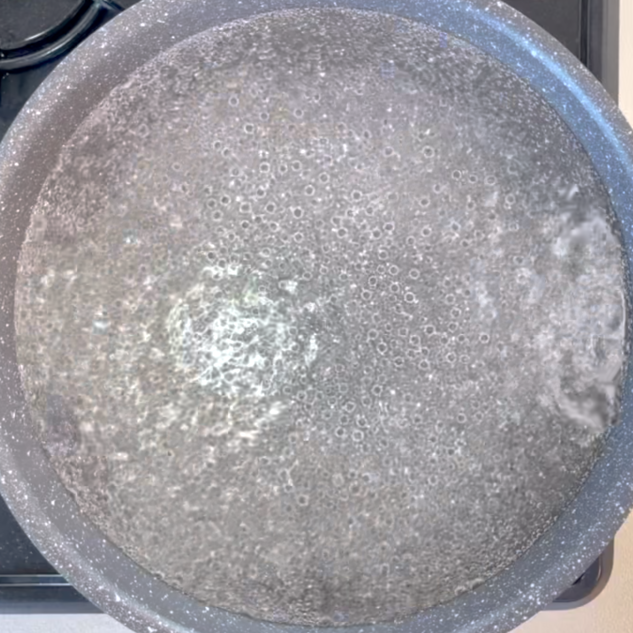 フライパンに水を入れて沸かす工程