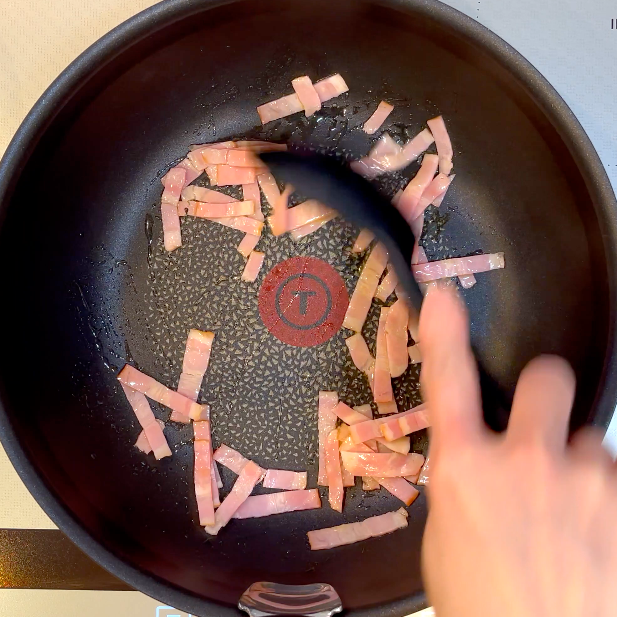 ベーコンを炒める工程