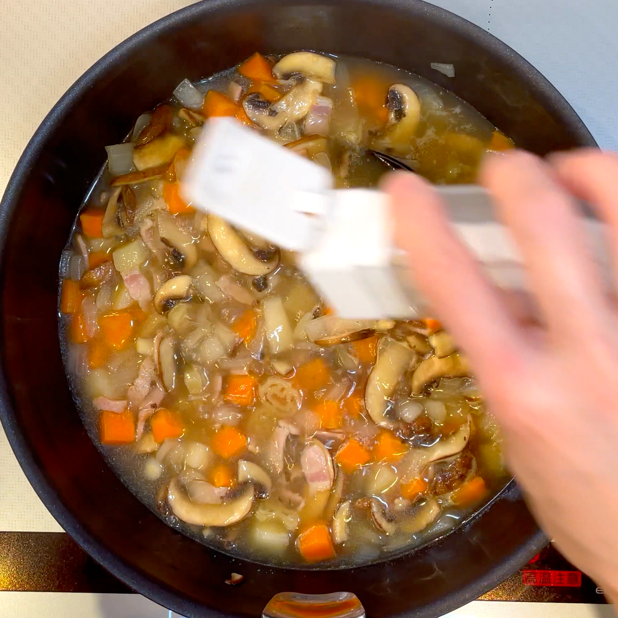 マカロニを加えて味を整える工程