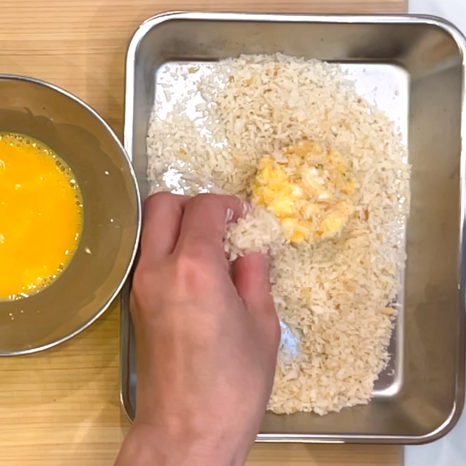 グラタンに小麦粉卵パン粉を順につける工程