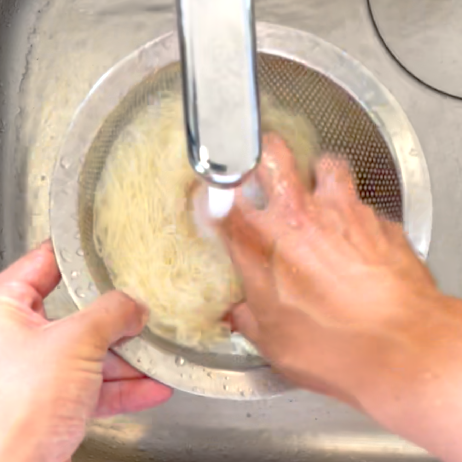 流水で洗い氷水で冷やす工程