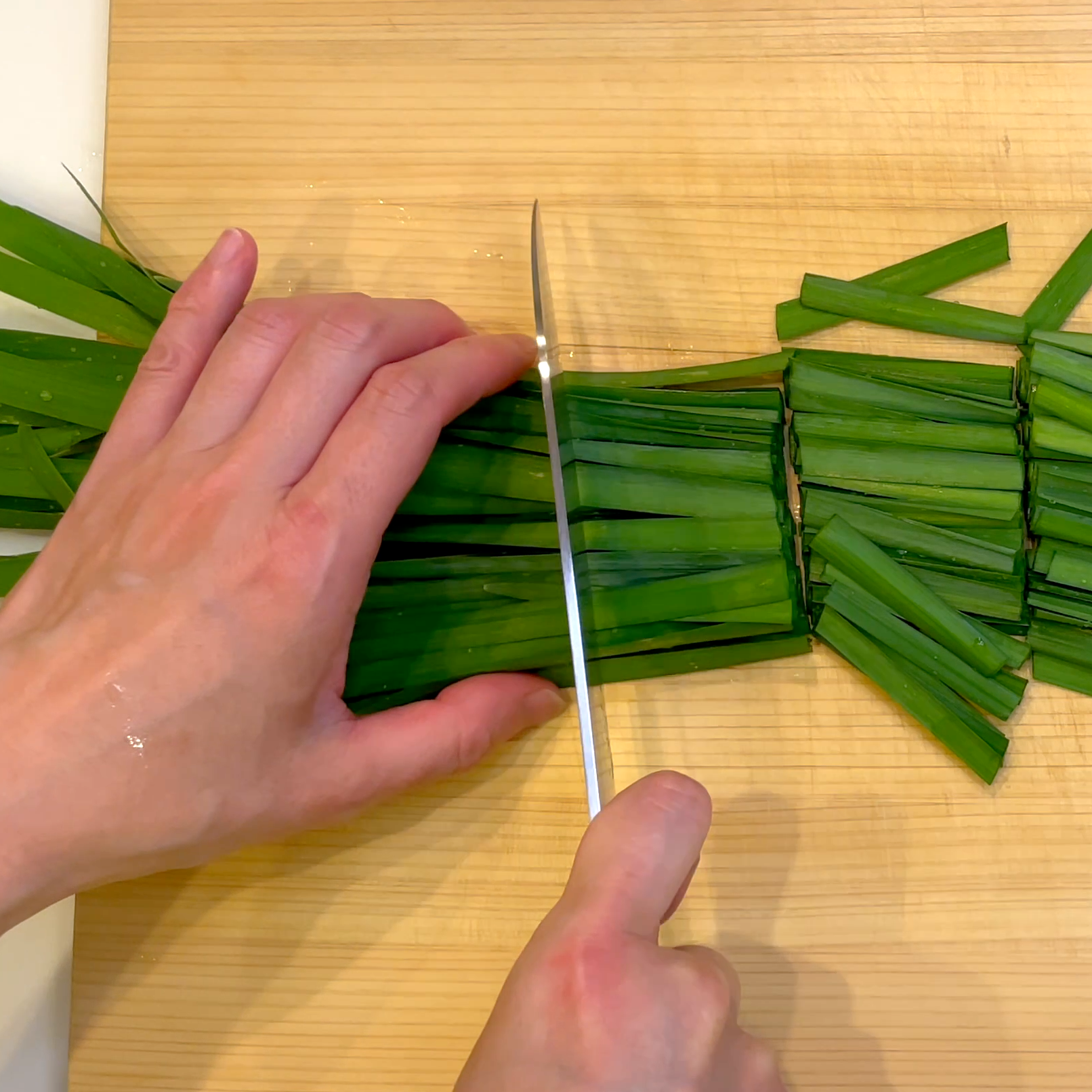 ニラを4〜5cm幅に切る工程