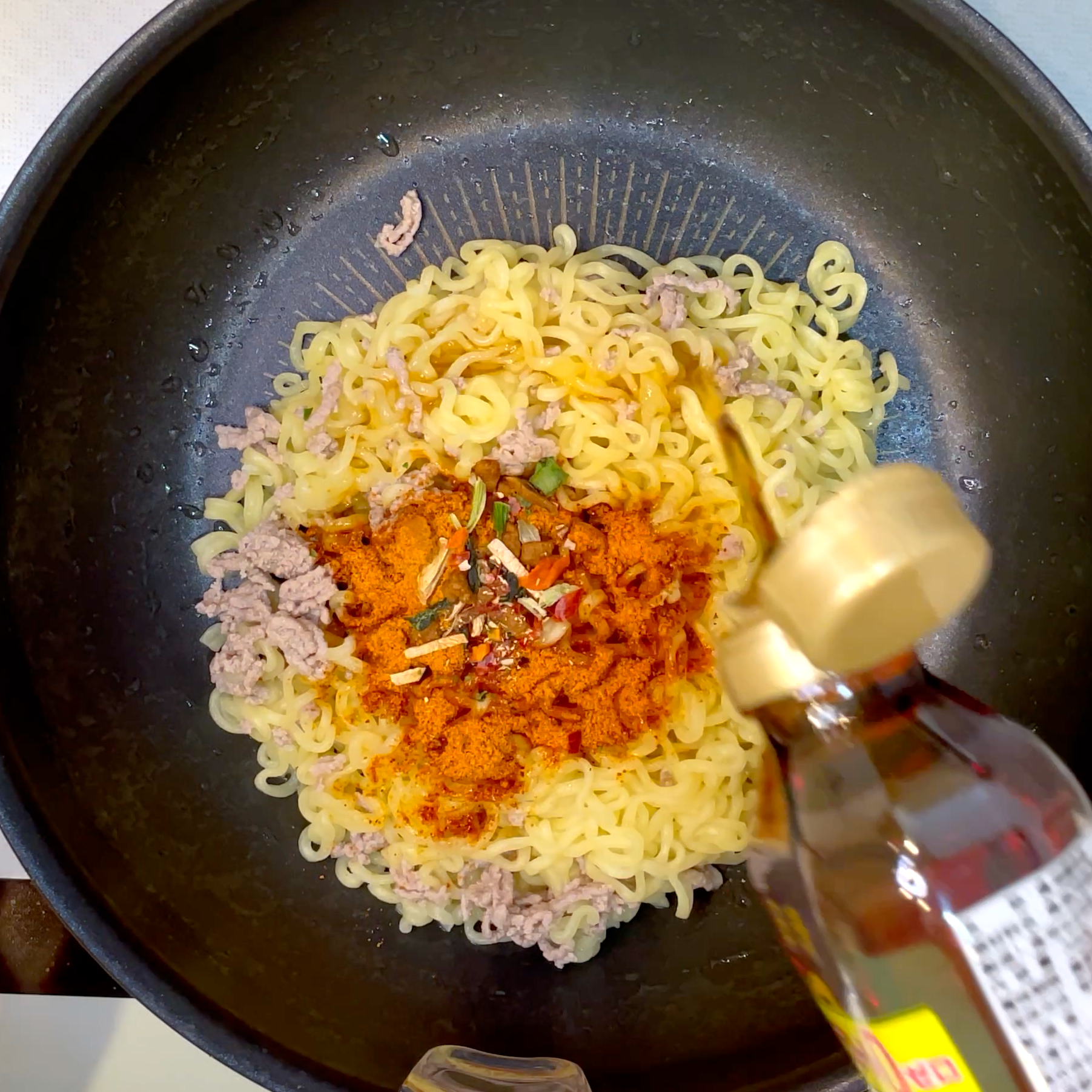 付属の調味料を入れて炒める工程