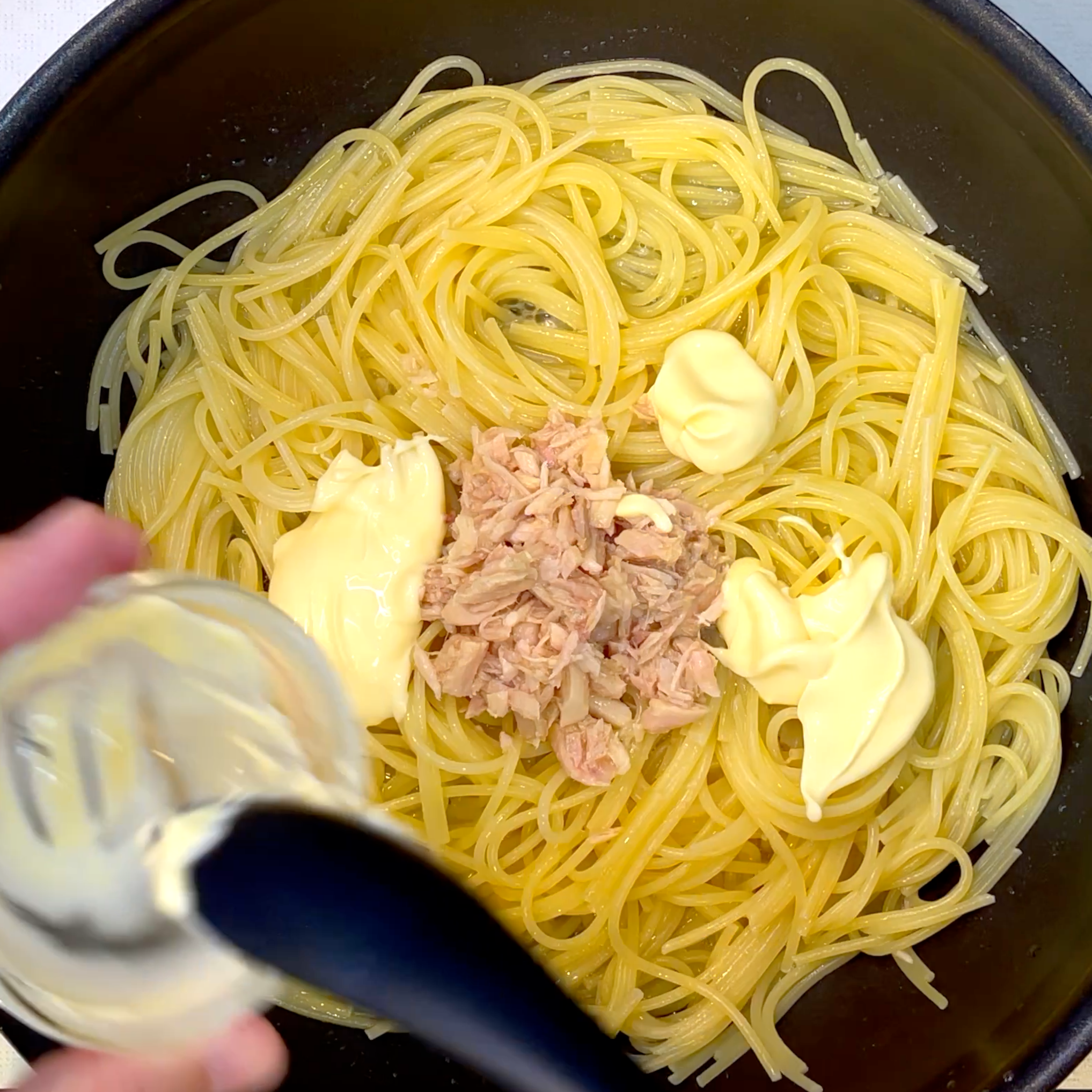 ツナとマヨネーズを加えて混ぜる工程