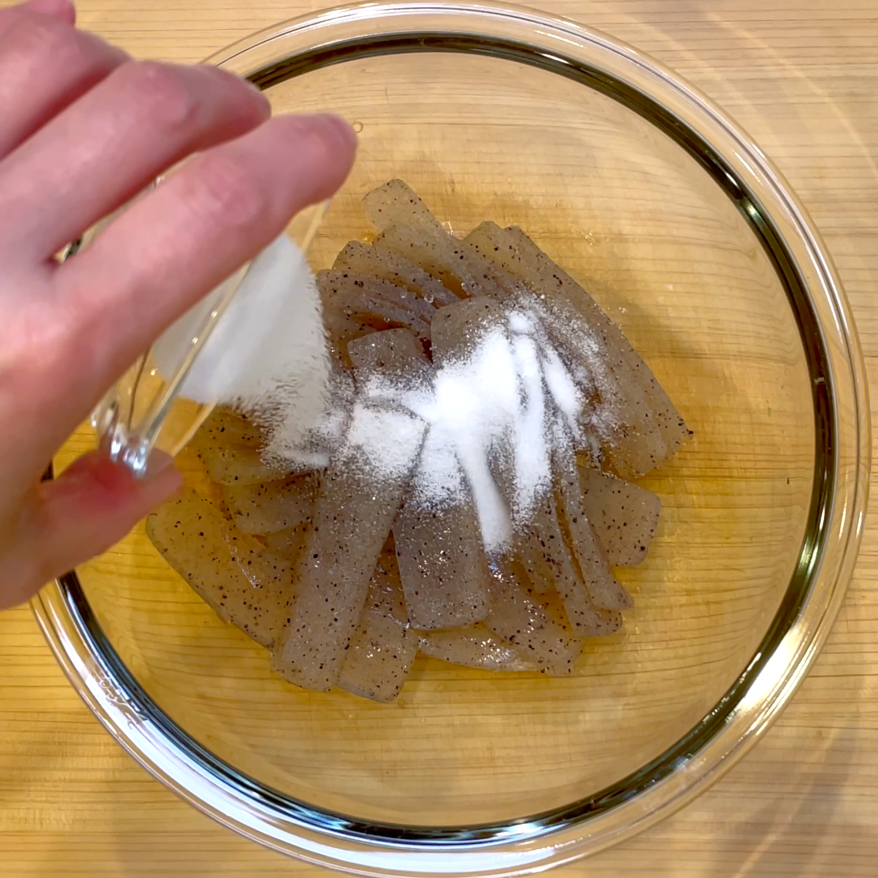 こんにゃくに塩を揉み込んで洗う工程