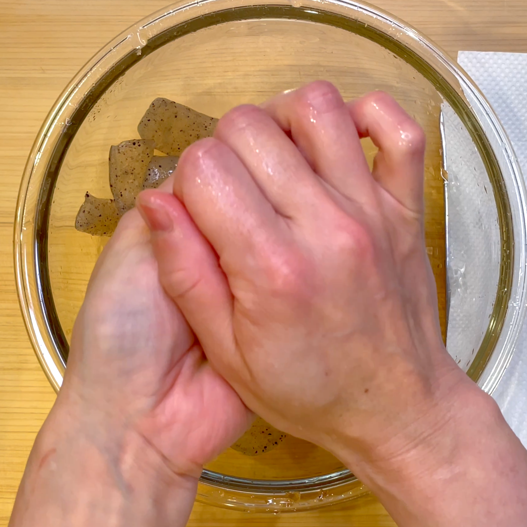 こんにゃくの水気をしっかり絞る工程