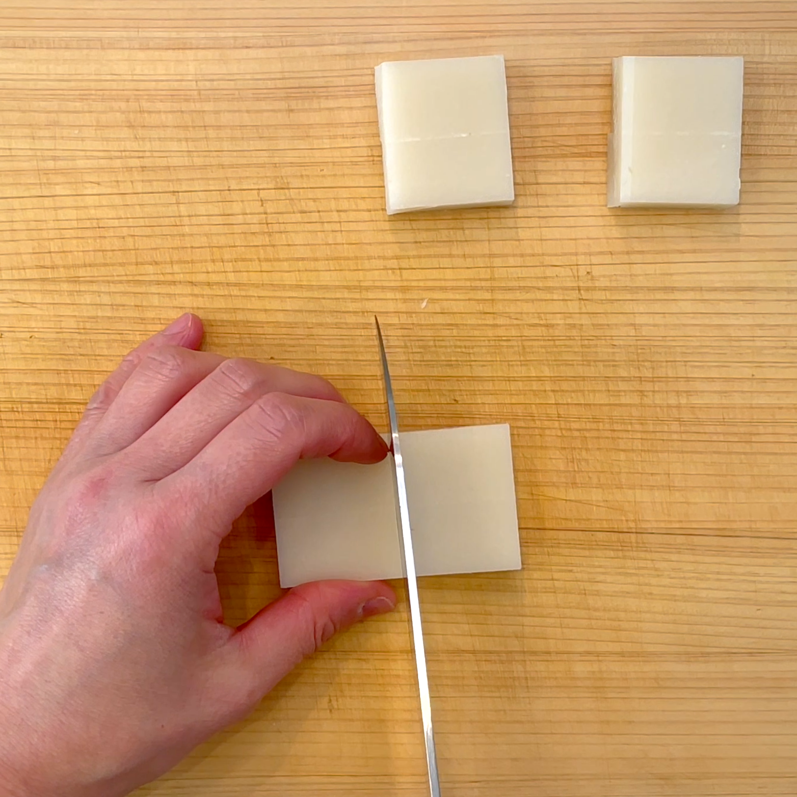 切り餅を半分に切る工程