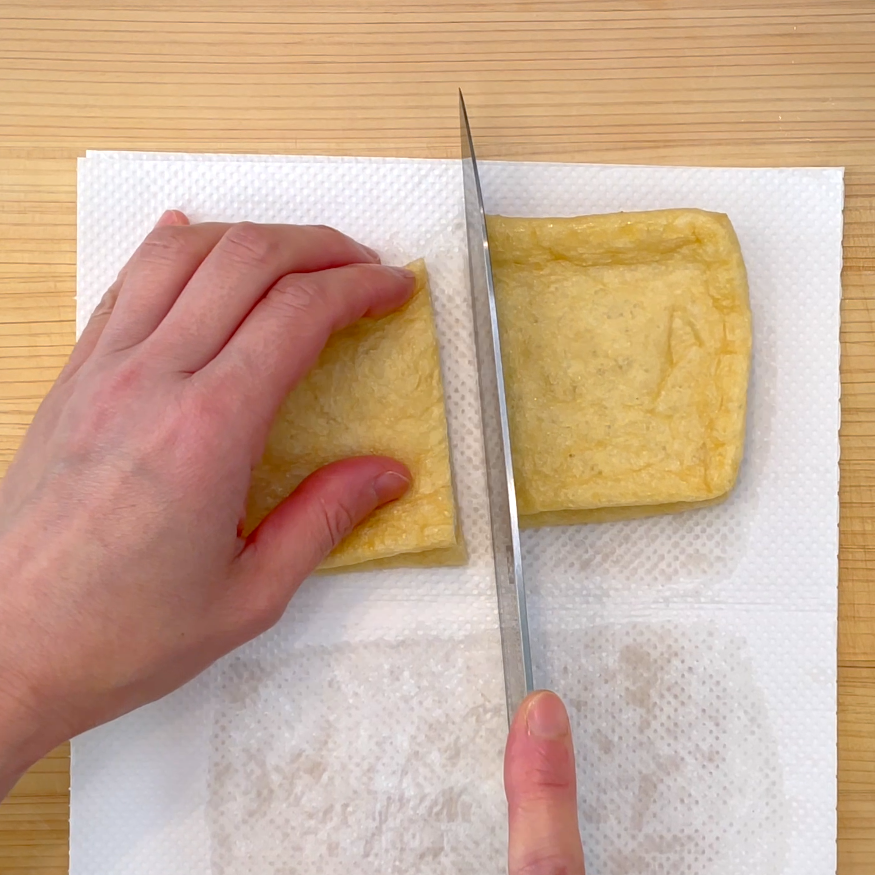 油揚げの油を拭き取って切る工程