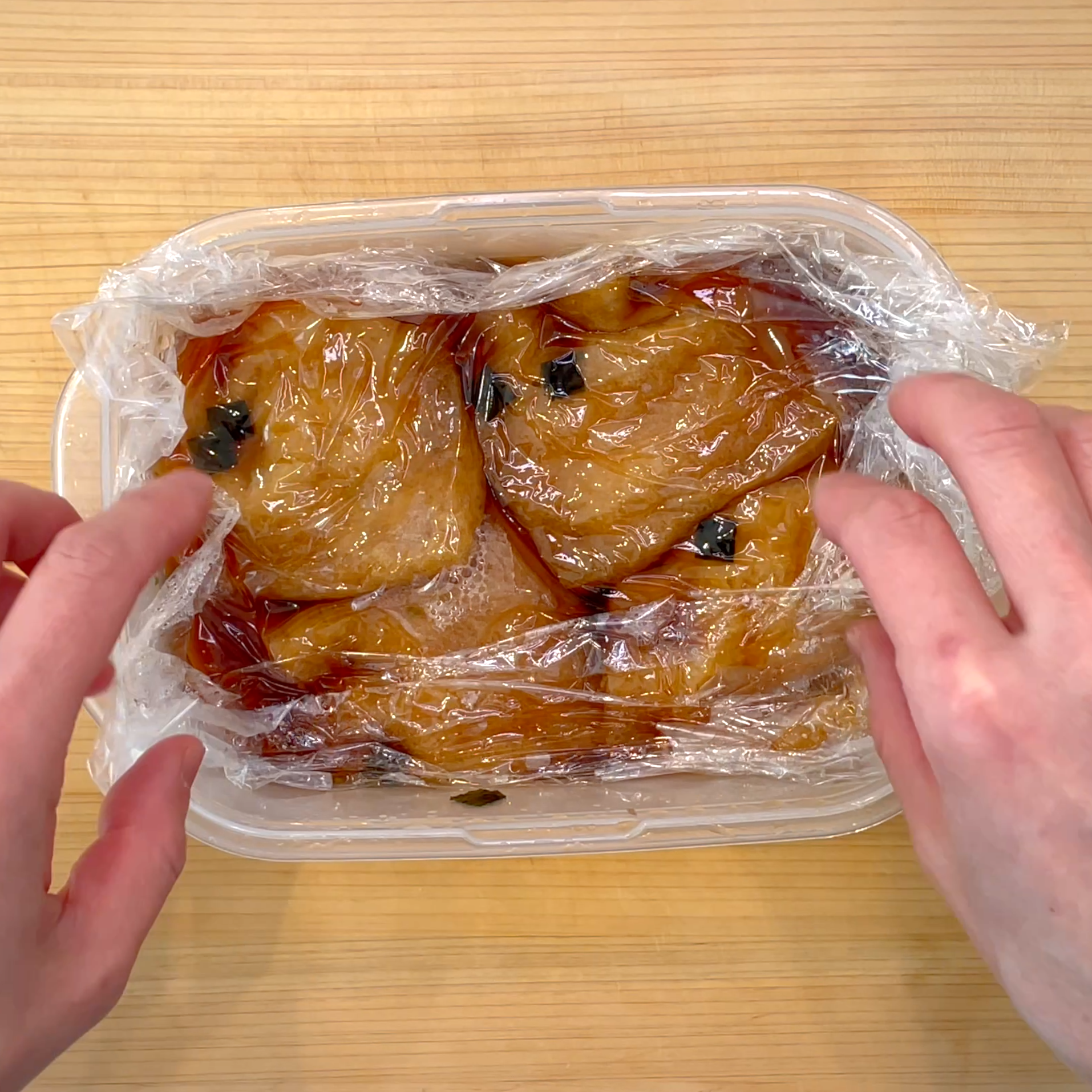 落としラップで味をなじませる工程