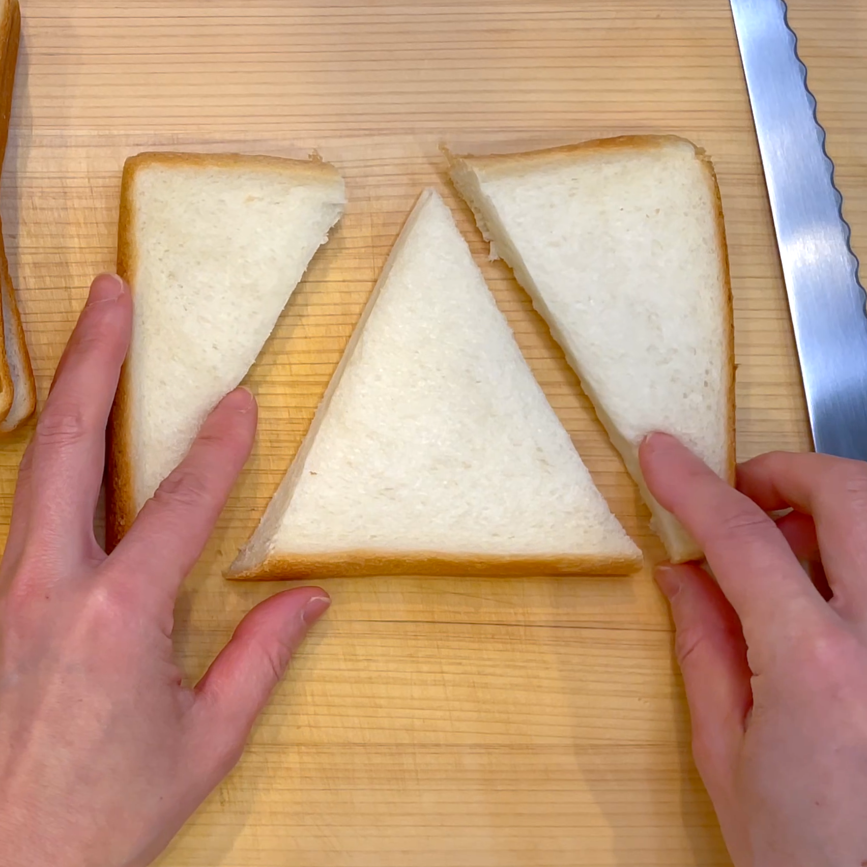 食パンを三角形に切る工程