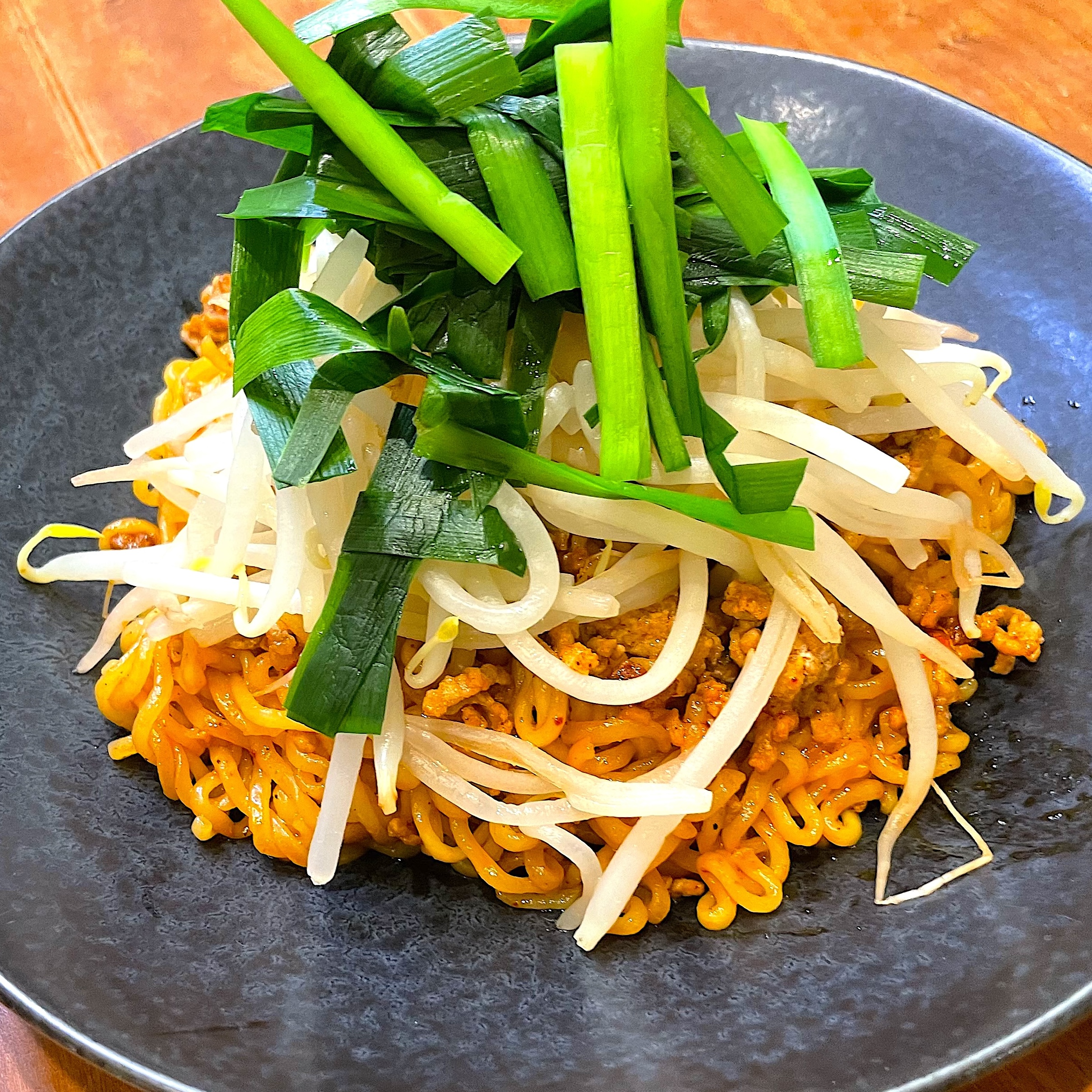 ニラともやしをトッピングした完成の様子