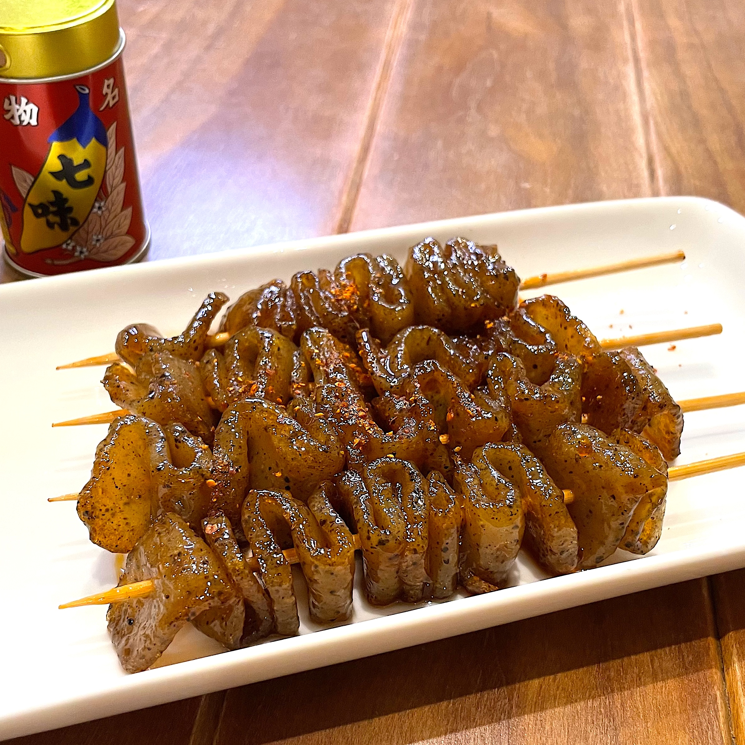 七味をかけたこんにゃく串の完成イメージ