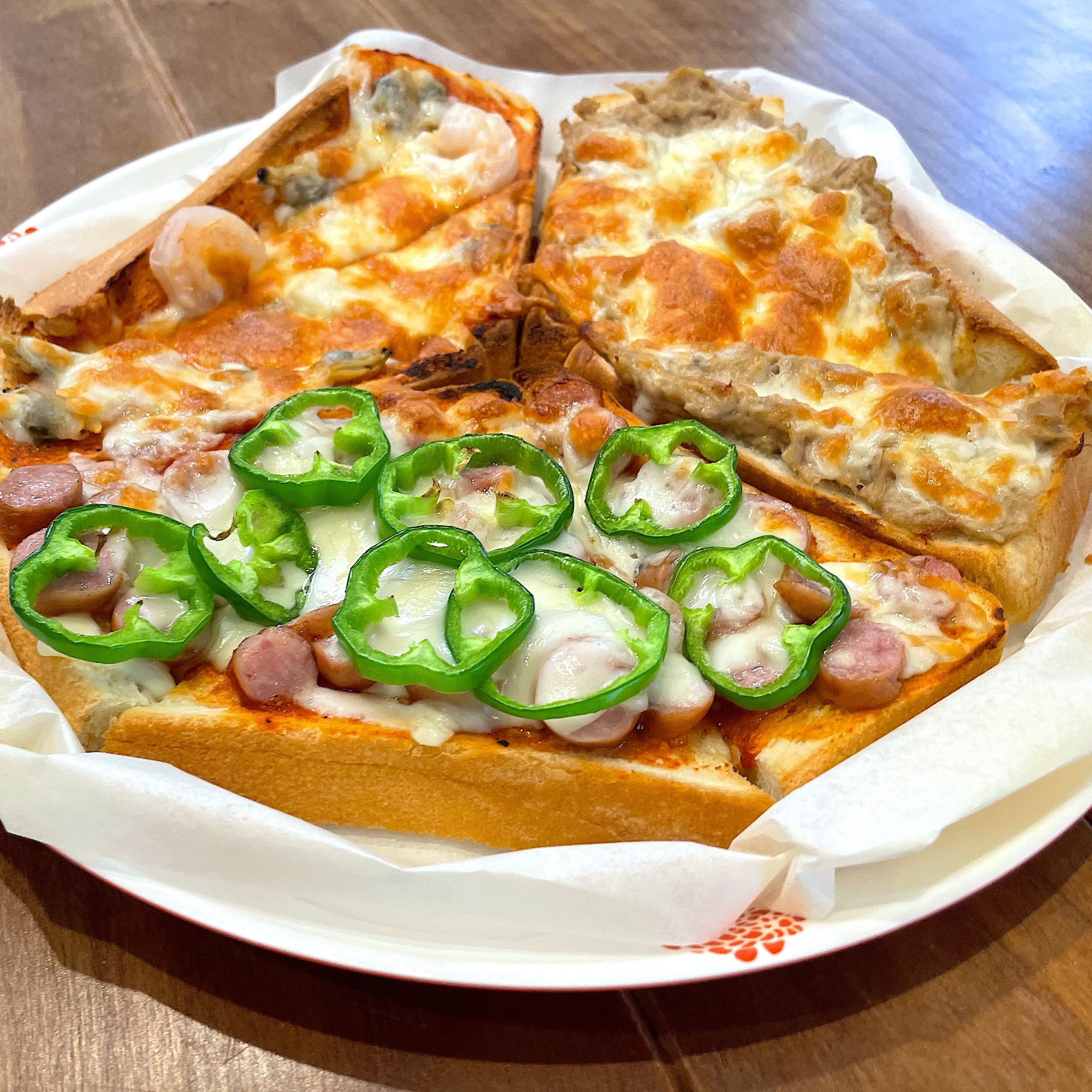 具材を乗せて焼き上げた完成の様子