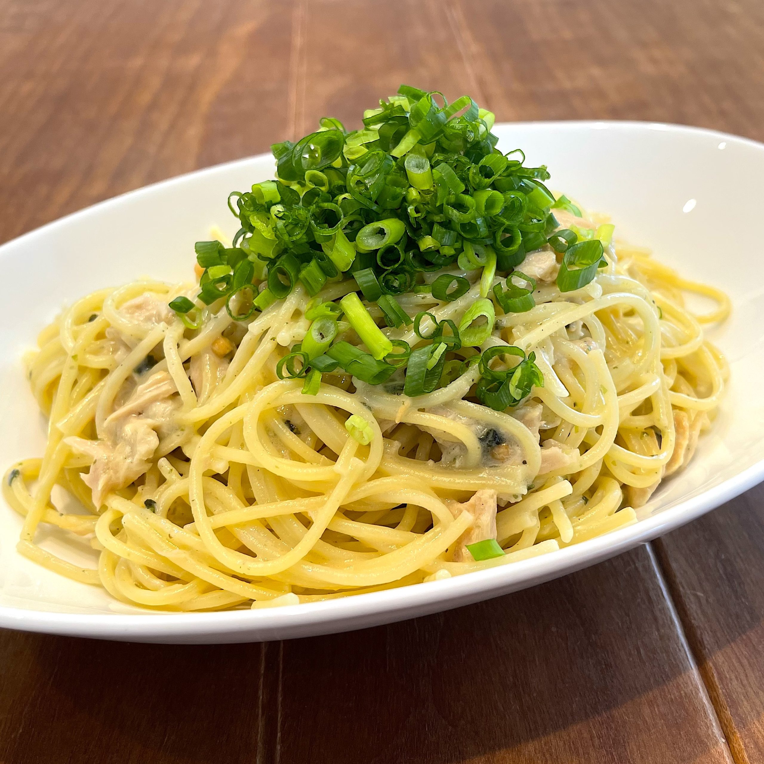 盛り付けて小ねぎを散らした完成の様子