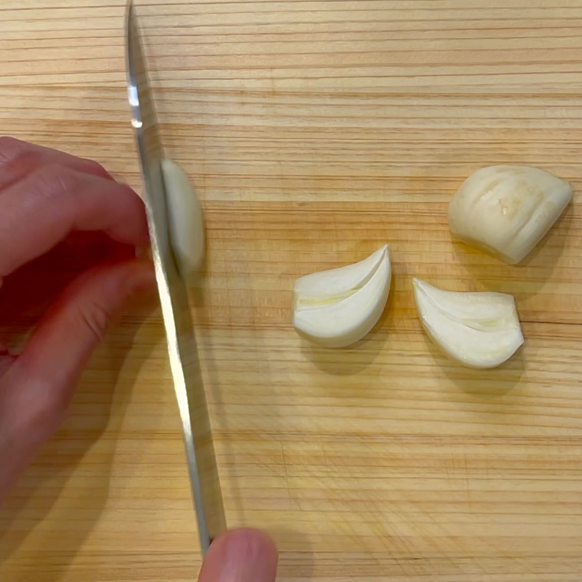 にんにくを縦半分に切る工程