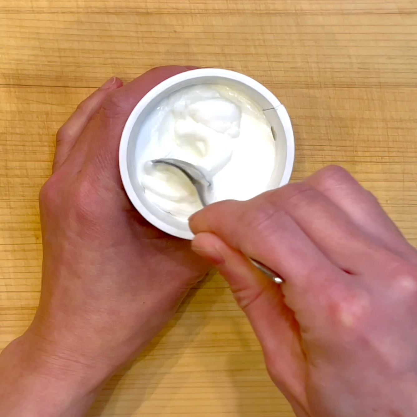 パルテノヨーグルトを容器の中でかき混ぜる工程