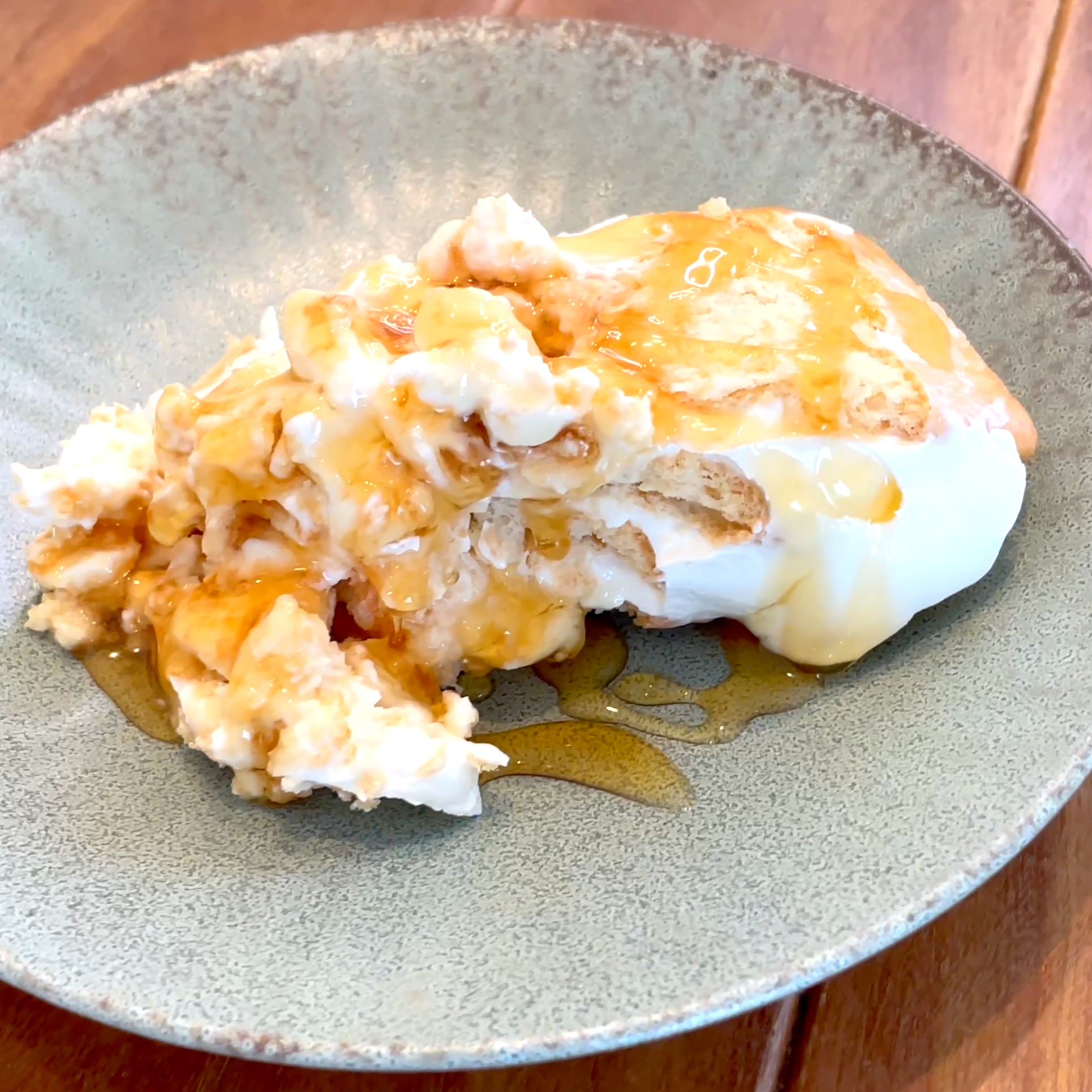 器に取り出してはちみつをかけて完成する工程