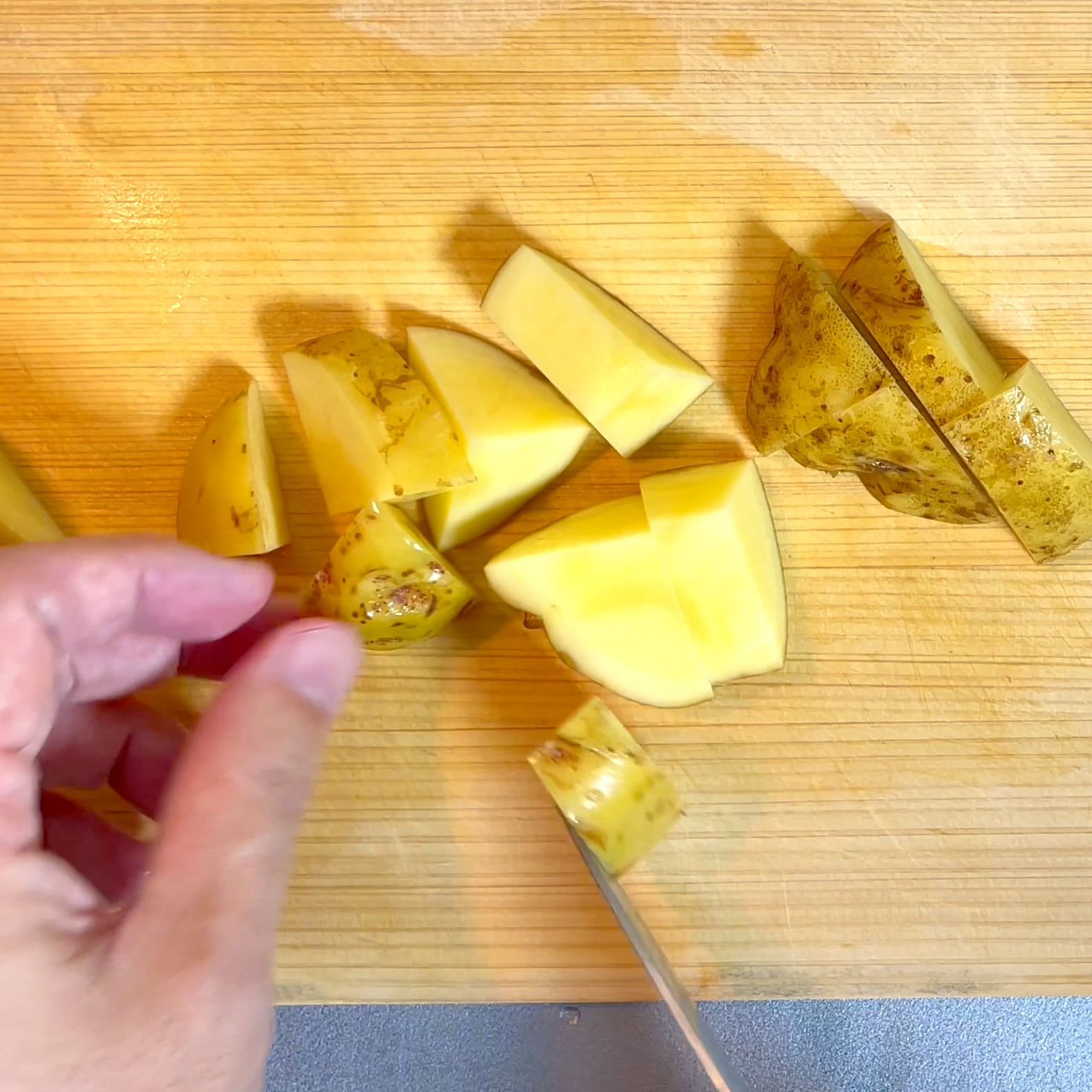 じゃがいもを切っている工程