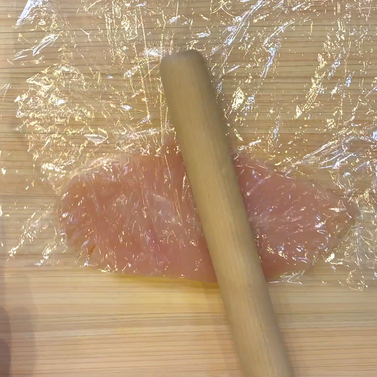 ささみを叩いて5mmほどに伸ばす工程