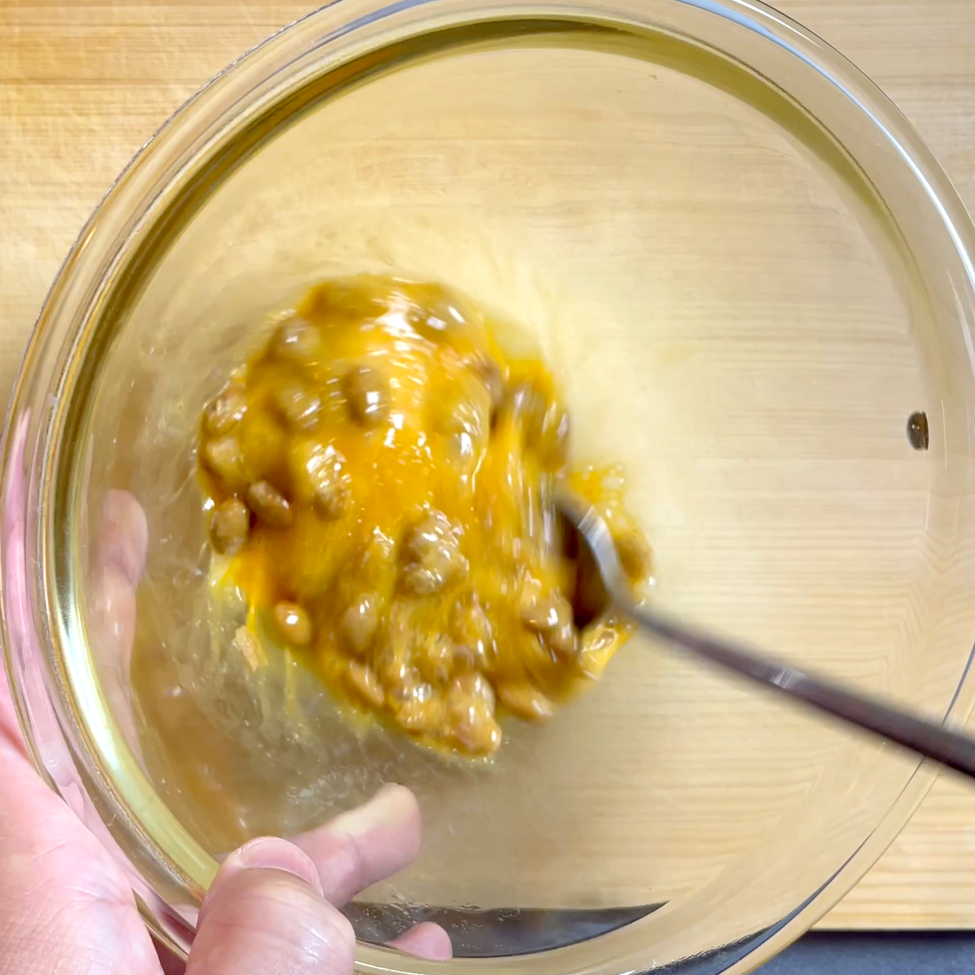 卵と納豆を混ぜて加熱する工程