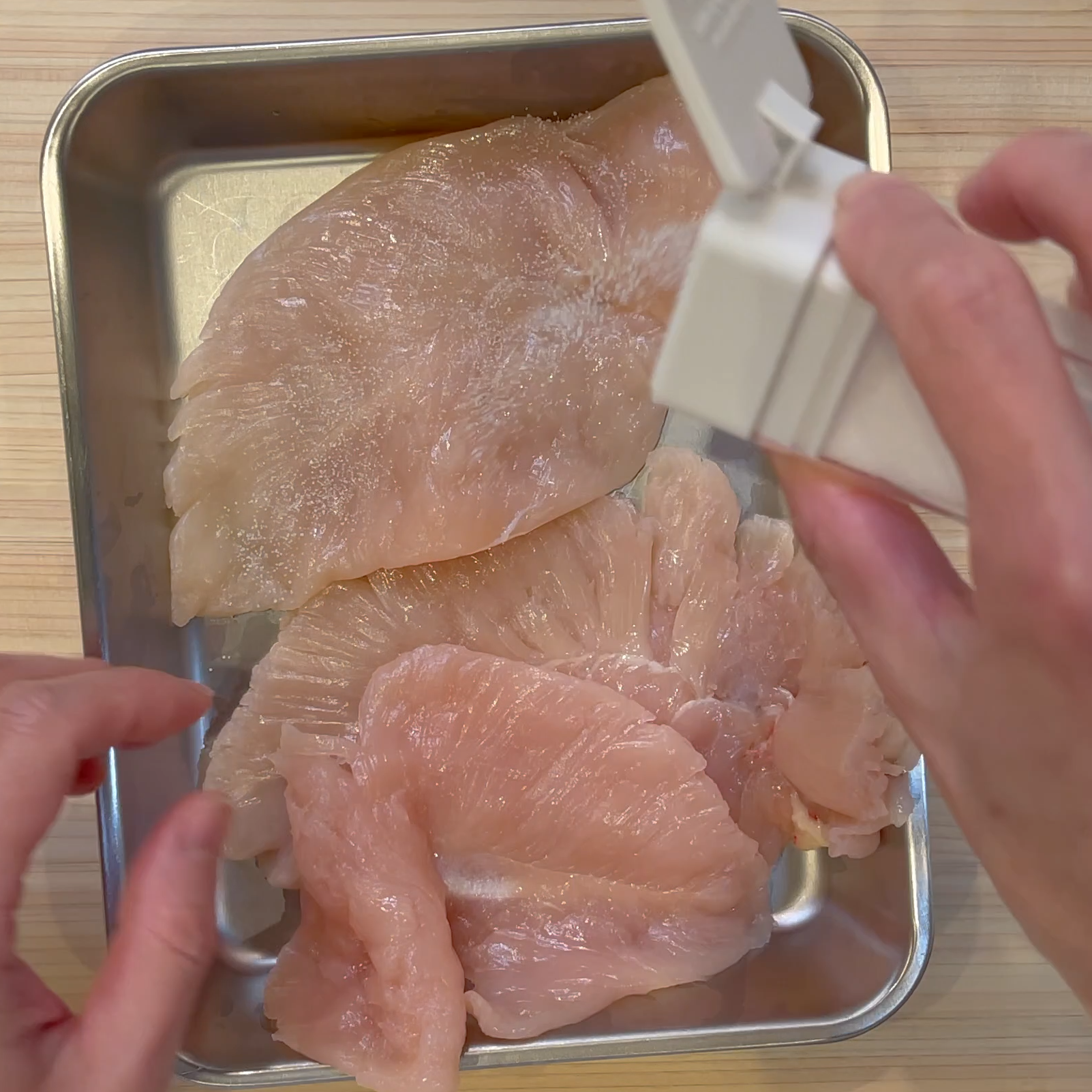 ささみに塩こしょうを振る工程