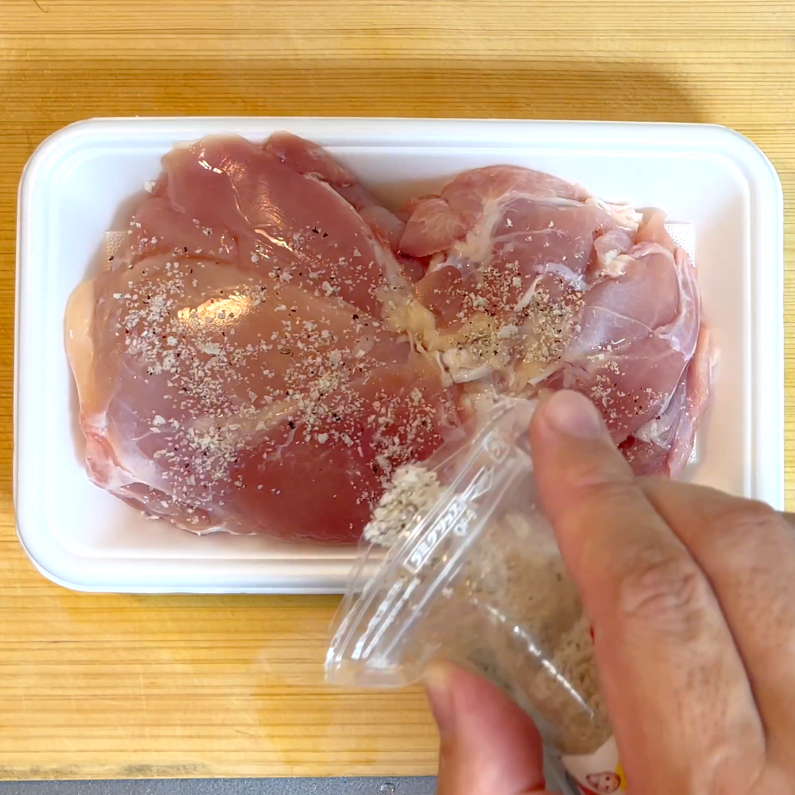 鶏むね肉に塩こしょうで下味をつける工程