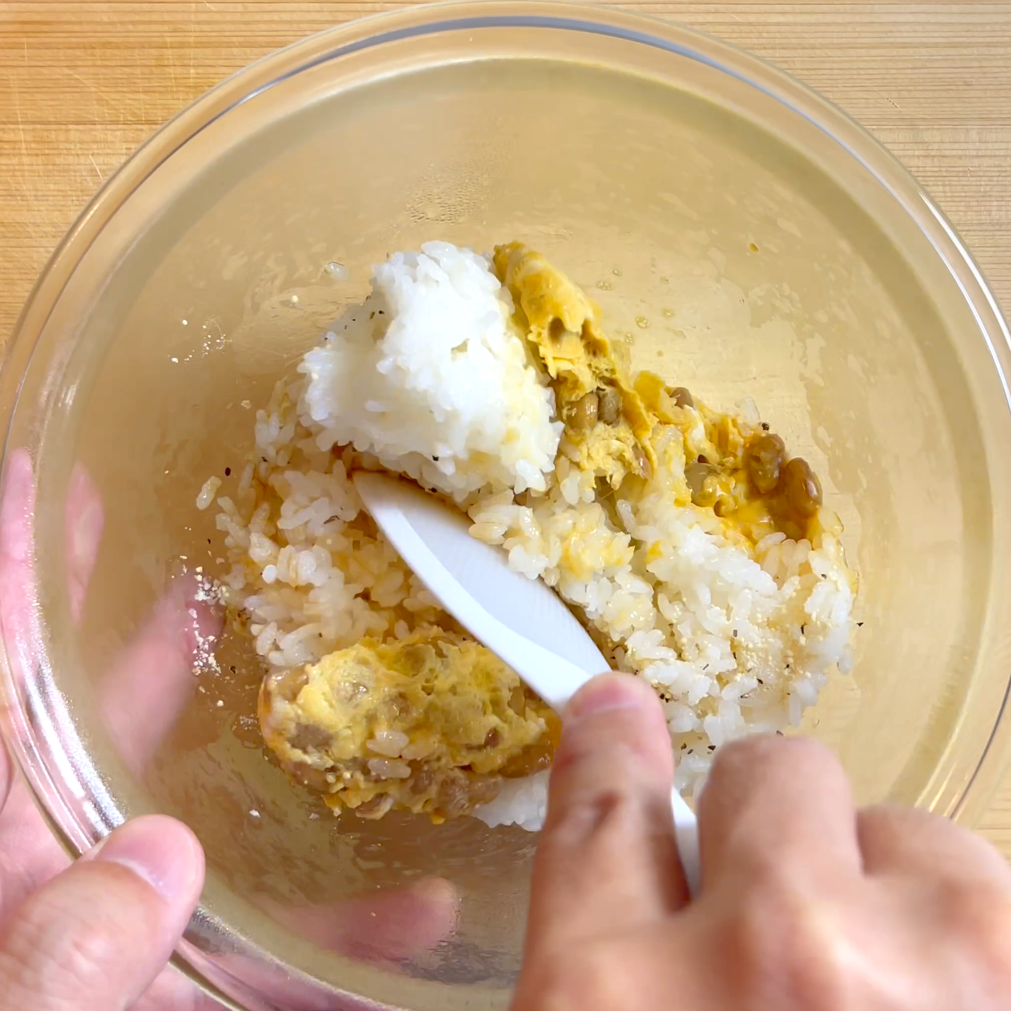 ご飯と調味料を加えて混ぜる工程