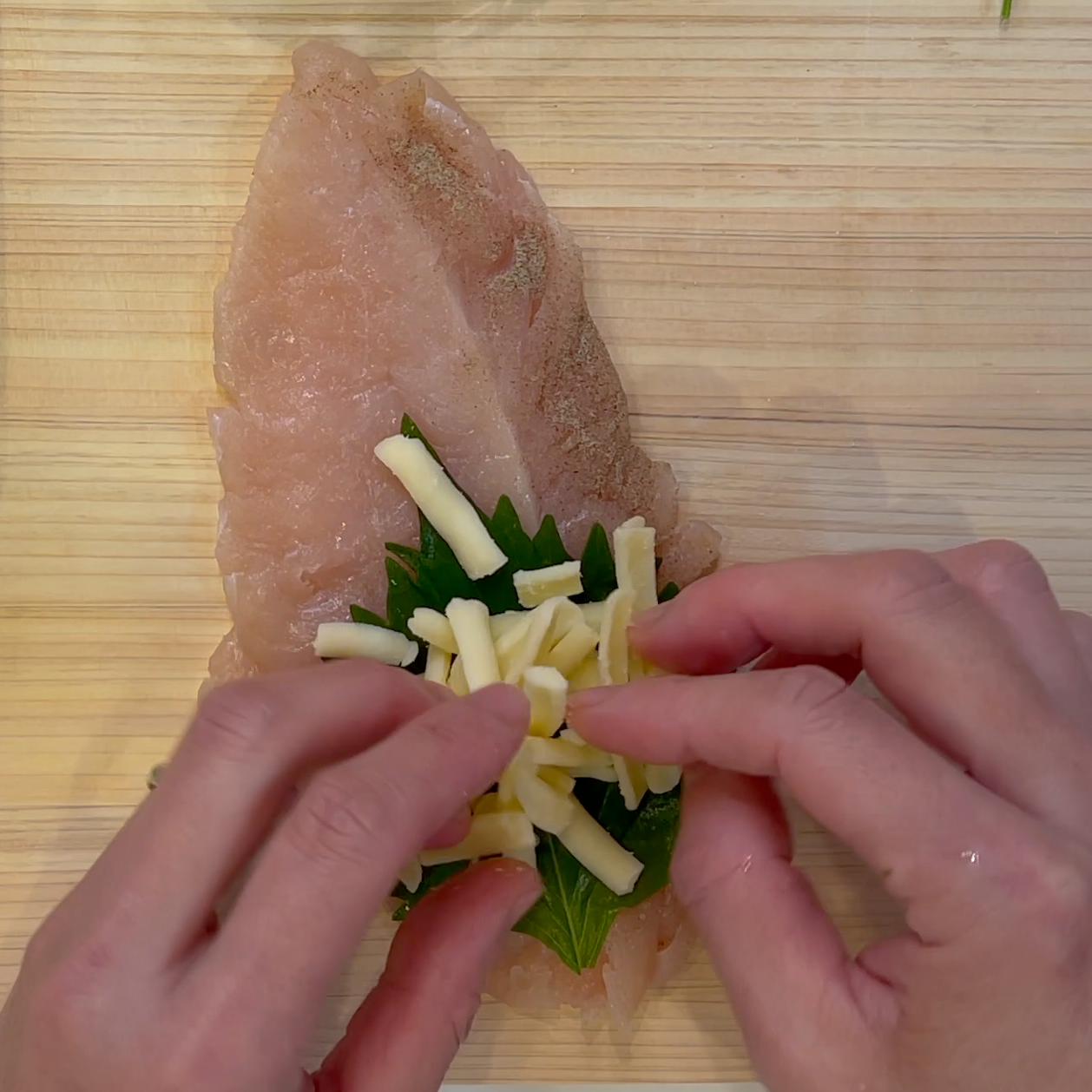 大葉とチーズを乗せて巻く工程