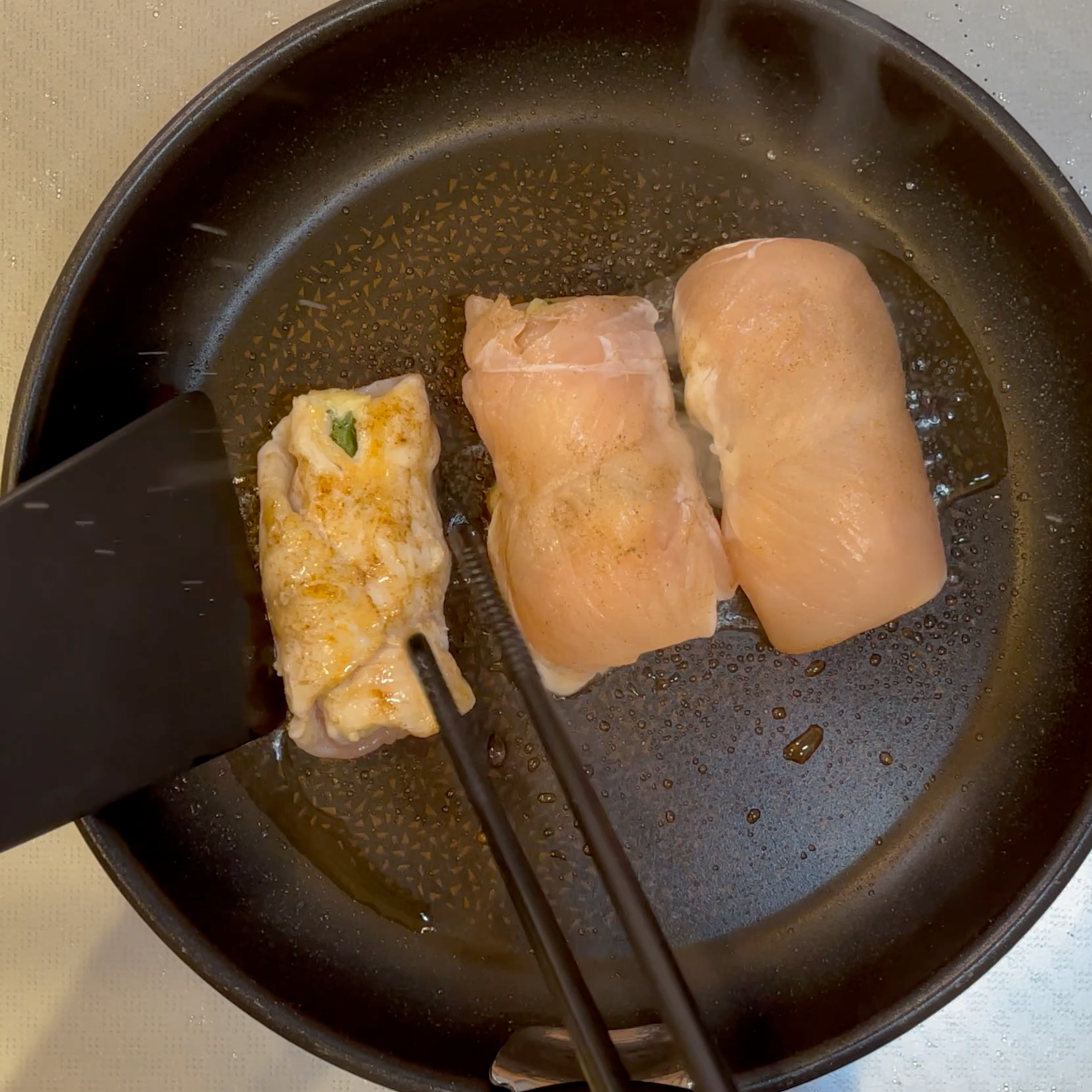 ひっくり返して蓋をして焼く工程