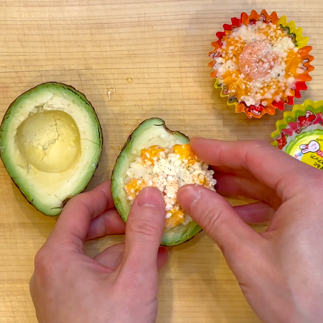 アボカドの窪みにカップグラタンをはめ込む工程