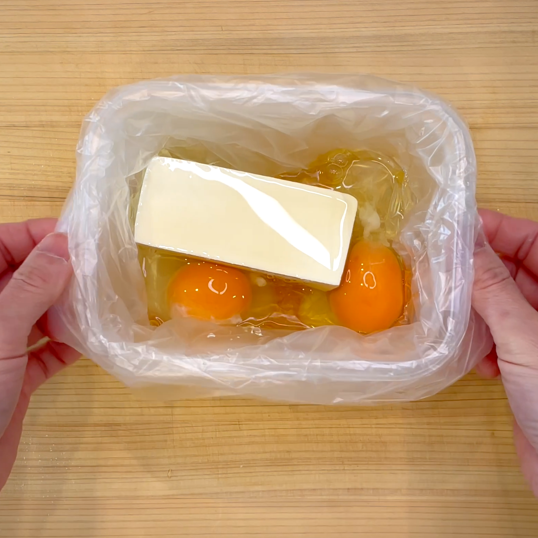 タッパーにポリ袋をセットして材料を入れる工程