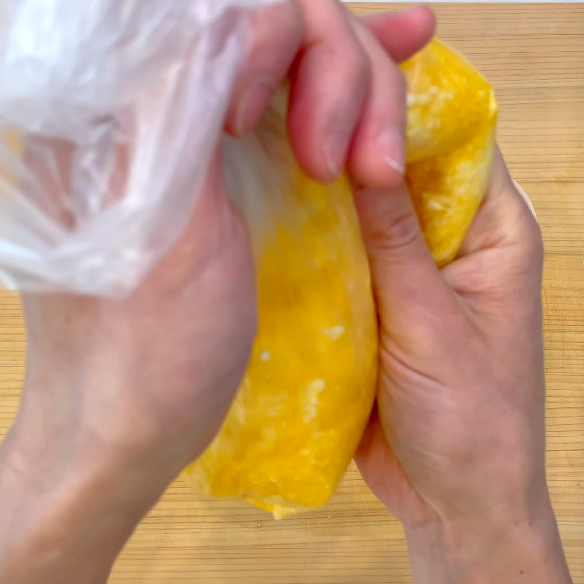 袋の上から材料を揉んで均一に混ぜる工程