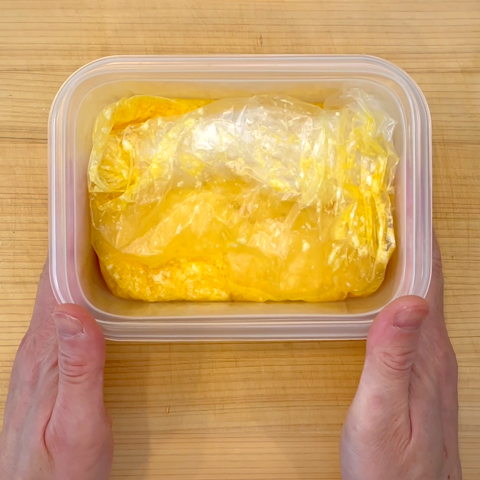 袋の口を折りたたんで電子レンジで4分加熱する工程